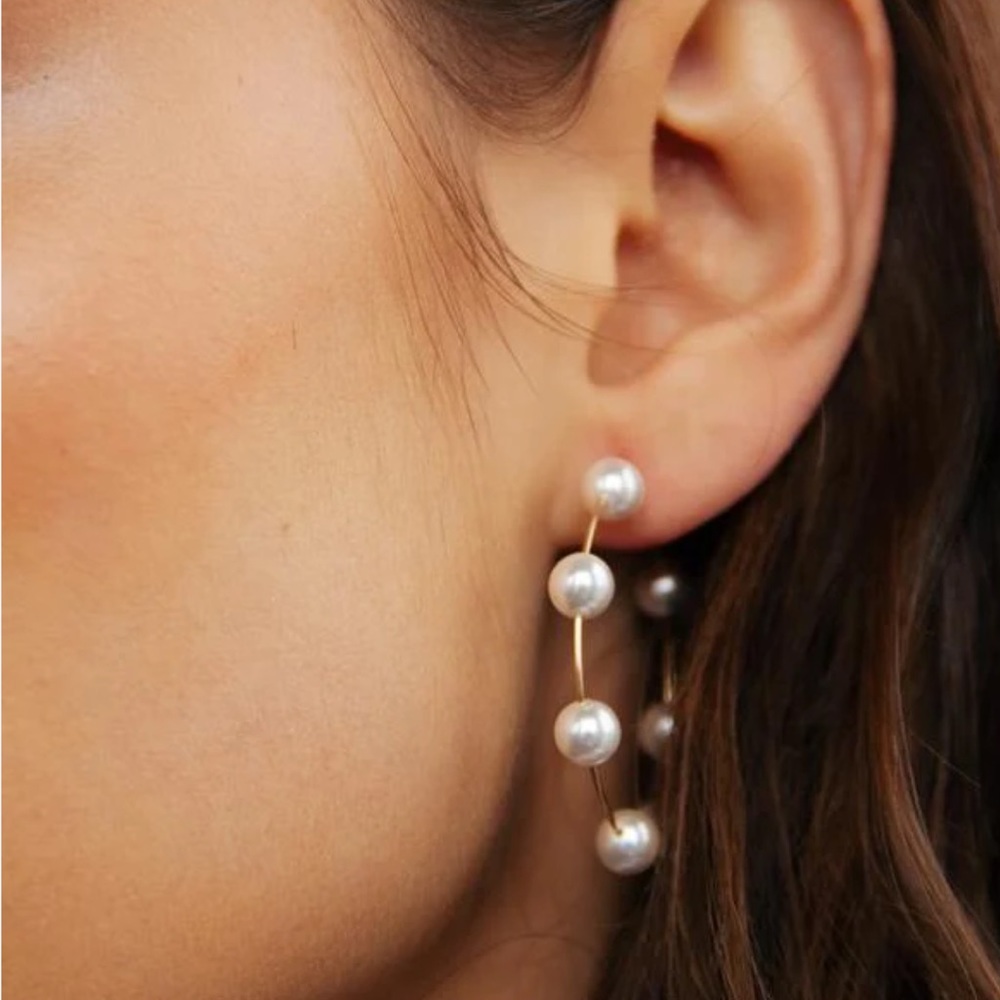 Lili Claspe Molly Pearl Hoops - Picture 3 of 4
